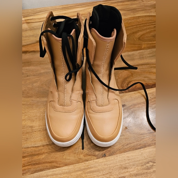 Nike - Picture 1 of 5